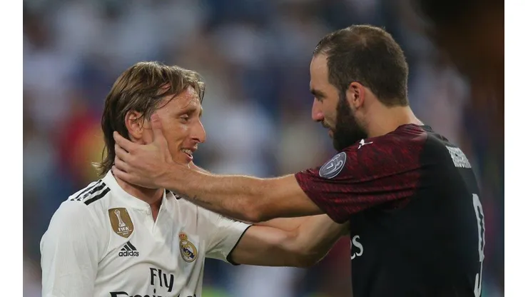 VIEJOS AMIGOS. Gonzalo Higuaín y Luka Modric después del encuentro (Foto: AC Milan).