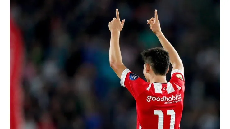 Hirving Lozano festejando su gol con el PSV Eindhoven.