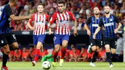 DOMINA ÁNGELITO. Correa controla ante la presión de la defensa del Inter.