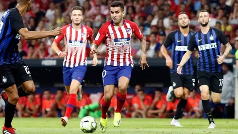 DOMINA ÁNGELITO. Correa controla ante la presión de la defensa del Inter.