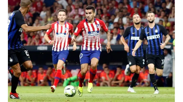 DOMINA ÁNGELITO. Correa controla ante la presión de la defensa del Inter.