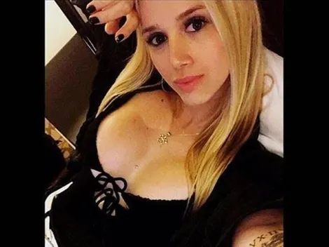 La mujer de Armani se sacó una foto al espejo con un escote muy apretado, a punto de explotar