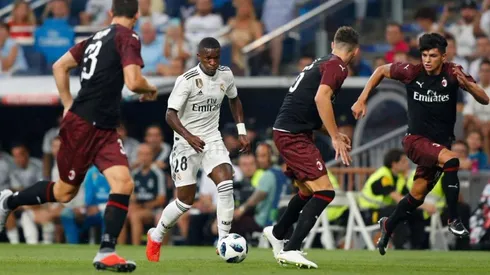 DIBUJE VINICIUS. El brasileño ataca ante la presión de tres jugadores del Milan.