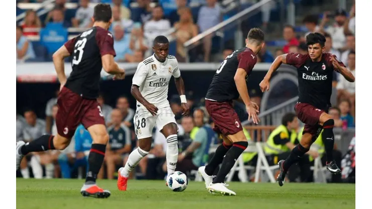 DIBUJE VINICIUS. El brasileño ataca ante la presión de tres jugadores del Milan.