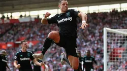Chicharito celebrando con el West Ham.