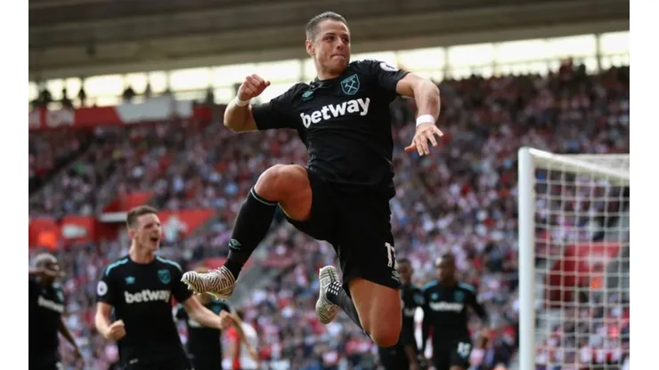 Chicharito celebrando con el West Ham.