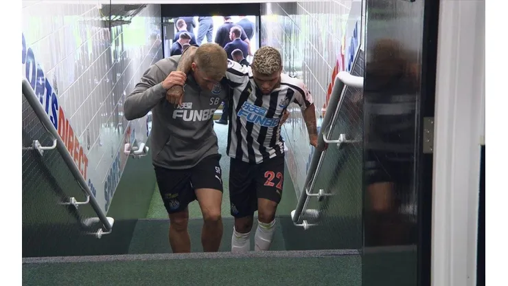 DUELE. Yedlin, afectado tras su caída.