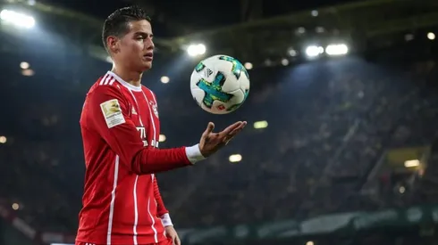 TAMBIÉN HACE MAGIA. James Rodríguez hace levitar un balón antes de cobrar un córner.
