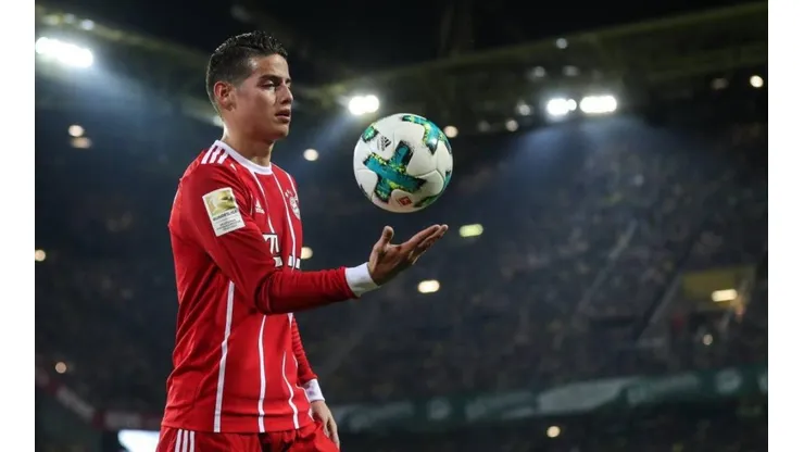 TAMBIÉN HACE MAGIA. James Rodríguez hace levitar un balón antes de cobrar un córner.