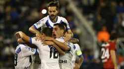 FESTEJAN EN EL FORTÍN. Todos abrazan a Abram después de su gol contra Newell's con Vélez.