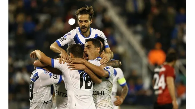 FESTEJAN EN EL FORTÍN. Todos abrazan a Abram después de su gol contra Newell's con Vélez.