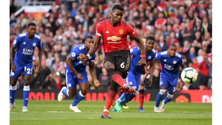 A COBRAR. Paul Pogba en el instante que impacta el balón para el 1-0 del Manchester United (Foto: Getty).