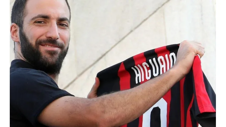 Gonzalo Higuaín con los colores de Milan.