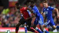 NO PUEDEN CON ÉL. Pogba sale ante dos jugadores del Leicester City (Foto: Getty).