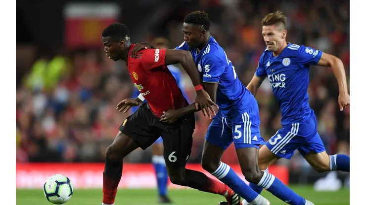 NO PUEDEN CON ÉL. Pogba sale ante dos jugadores del Leicester City (Foto: Getty).