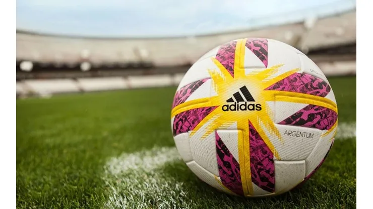 ARRANCÓ LA SUPERLIGA. El balón que rueda en todas las canchas del fútbol argentino.