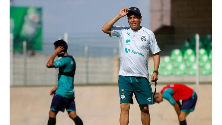 Salvador Reyes en el entrenamiento de ayer con Santos Laguna.