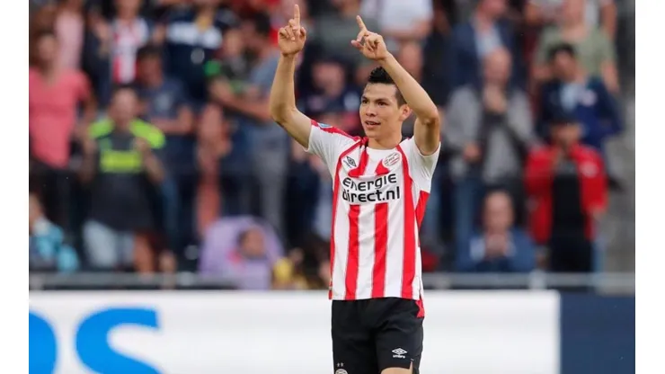 Hirving Lozano celebrando con la playera del PSV.