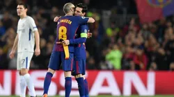 TE LA DEJO. Iniesta se va, pero le deja la cinta a Leo.