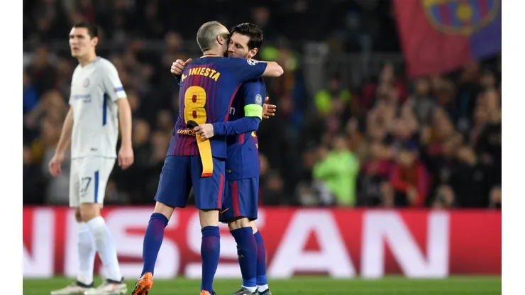 TE LA DEJO. Iniesta se va, pero le deja la cinta a Leo.