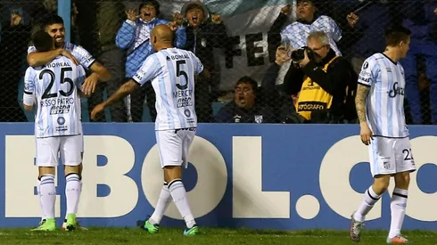 ARRANCÓ EL DECANO. Todos abrazan a Leandro Díaz después de su gol (Foto: Getty).