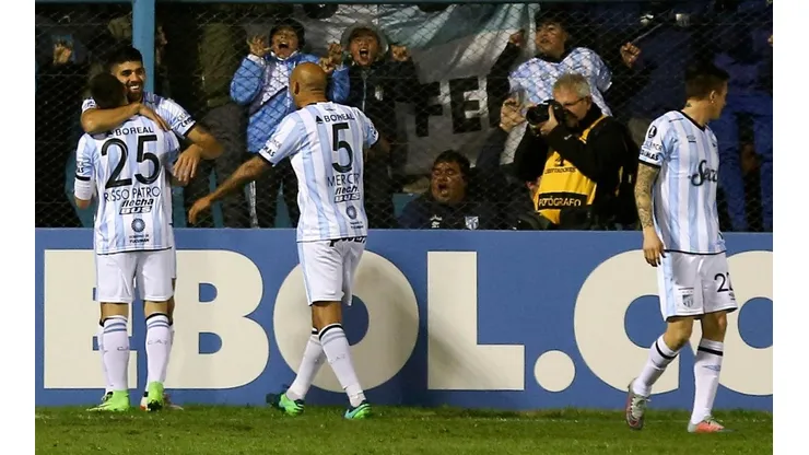 ARRANCÓ EL DECANO. Todos abrazan a Leandro Díaz después de su gol (Foto: Getty).