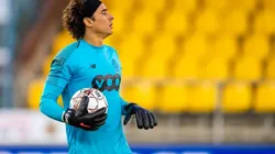 Guillermo Ochoa con el Standard Lieja.
