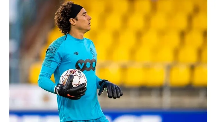 Guillermo Ochoa con el Standard Lieja.