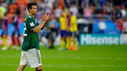Hirving Lozano agradeciendo a la afición con la playera de México.