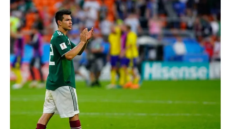 Hirving Lozano agradeciendo a la afición con la playera de México.