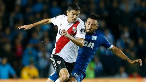 LA ÚLTIMA VEZ. Ignacio Fernández lucha contra Nery Domínguez en el triunfo contra Racing (Foto: Getty).