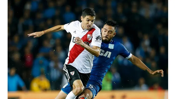 LA ÚLTIMA VEZ. Ignacio Fernández lucha contra Nery Domínguez en el triunfo contra Racing (Foto: Getty).