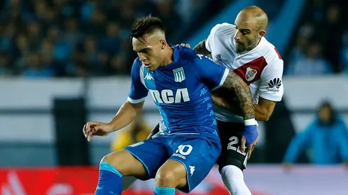 CONTRA RIVER. Lautaro Martínez en el Cilindro y con Racing hace unos meses (Foto: Getty).