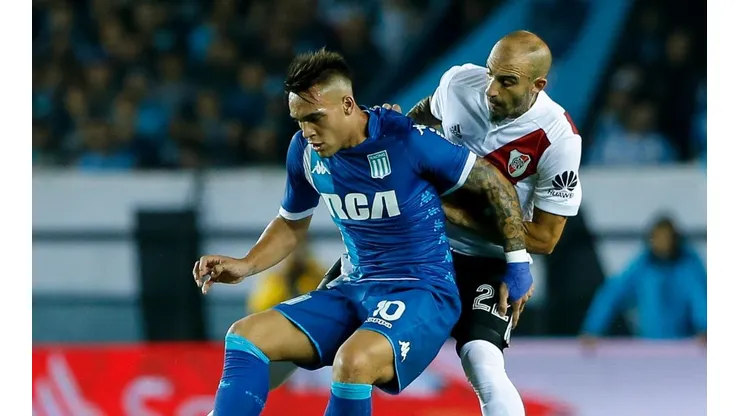 CONTRA RIVER. Lautaro Martínez en el Cilindro y con Racing hace unos meses (Foto: Getty).