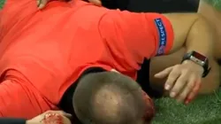 En la Europa League un aficionado le abrió la cabeza a un juez de línea con un proyectil