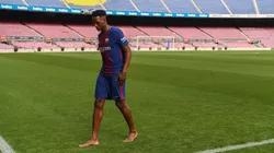 DONDE EMPEZÓ TODO. Yerry Mina pisa descalzo el Camp Nou en su presentación con Barcelona (Foto: Getty).