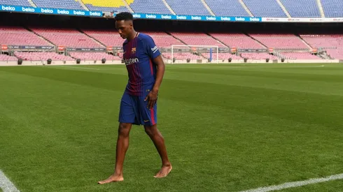 DONDE EMPEZÓ TODO. Yerry Mina pisa descalzo el Camp Nou en su presentación con Barcelona (Foto: Getty).