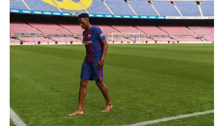 DONDE EMPEZÓ TODO. Yerry Mina pisa descalzo el Camp Nou en su presentación con Barcelona (Foto: Getty).