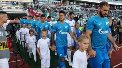 A JUGAR. Driussi antes de Ivanovic en la salida al campo de juego de Bielorrusia.