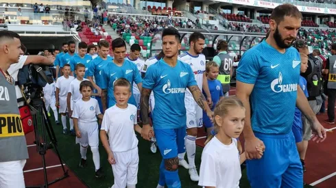 A JUGAR. Driussi antes de Ivanovic en la salida al campo de juego de Bielorrusia.