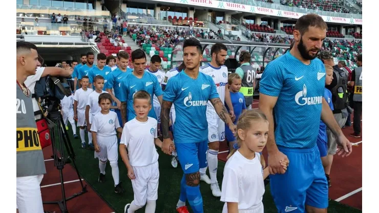 A JUGAR. Driussi antes de Ivanovic en la salida al campo de juego de Bielorrusia.