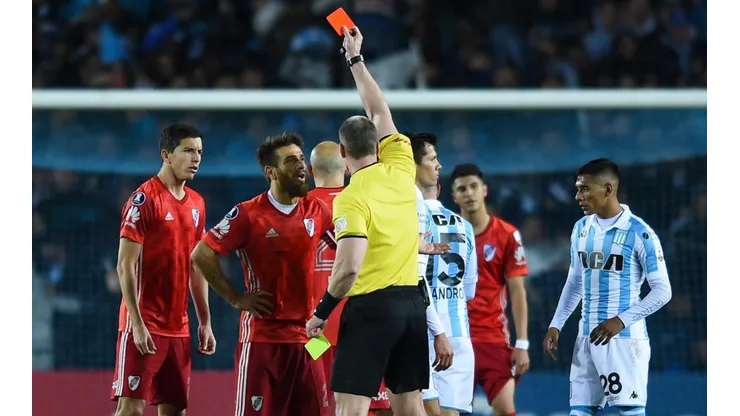 AFUERA. El árbitro le muestra la roja a Leonardo Ponzio en Racing-River por la Copa Libertadores (Foto: Getty).