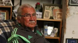 Antonio 'Tota' Carbajal vistiendo el escudo de la Selección Mexicana.