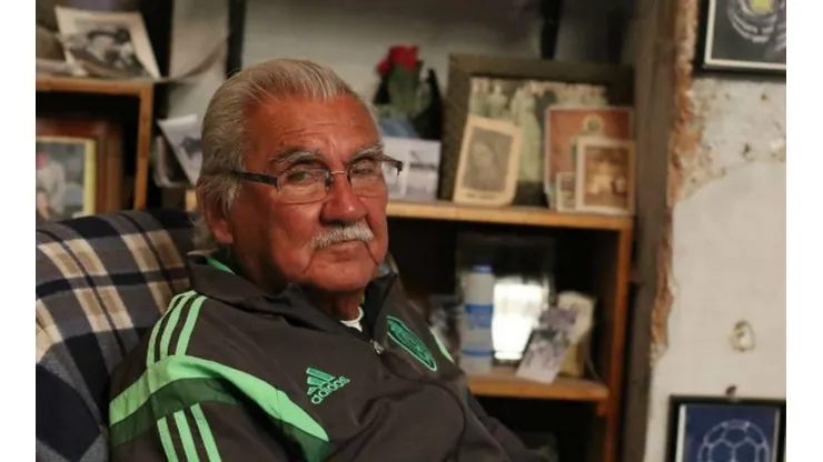 Antonio 'Tota' Carbajal vistiendo el escudo de la Selección Mexicana.