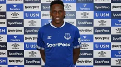 NUEVOS COLORES. Yerry Mina posa con el uniforme titular del Everton (Foto: Getty).