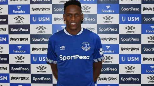 NUEVOS COLORES. Yerry Mina posa con el uniforme titular del Everton (Foto: Getty).