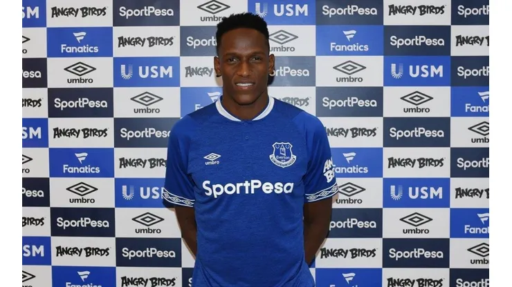 NUEVOS COLORES. Yerry Mina posa con el uniforme titular del Everton (Foto: Getty).