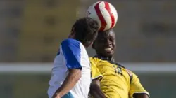 Quiñones (derecha) en una acción con la selección juvenil de su país