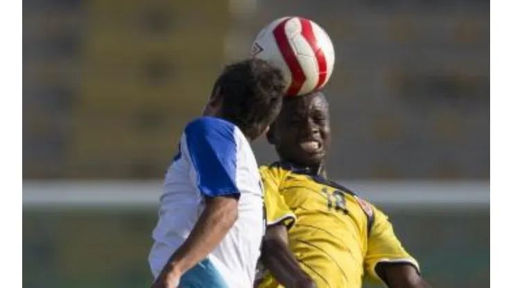Quiñones (derecha) en una acción con la selección juvenil de su país