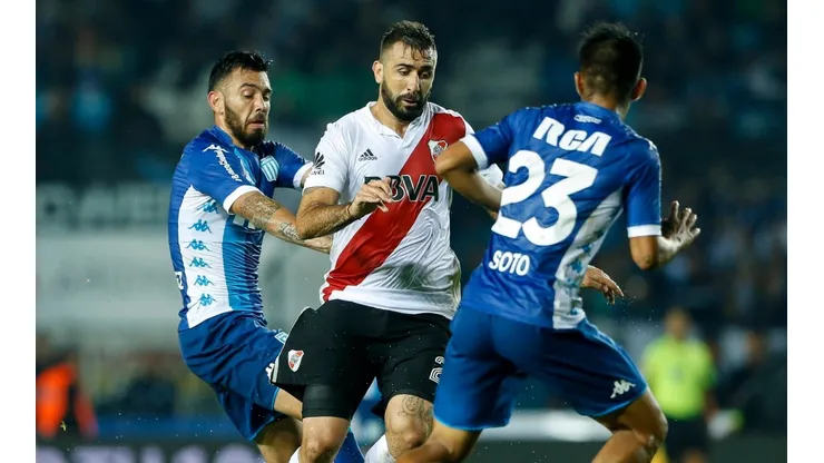 Racing y River protagonizan uno de los choques más apasionantes de la Copa.